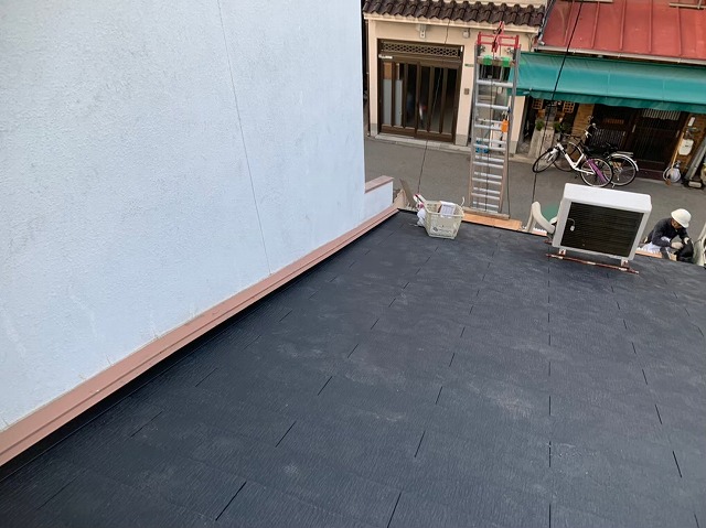 カラーベストを大屋根に設置